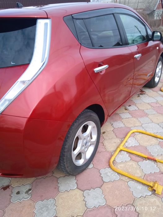 Продаю Nissan leaf
