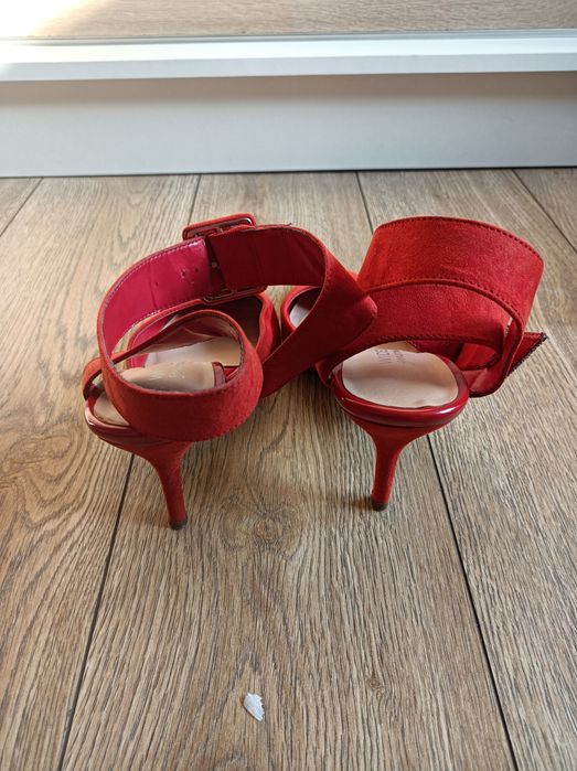 Czerwone szpilki widefit