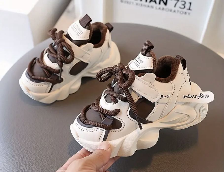 Кросівки дитячі нові