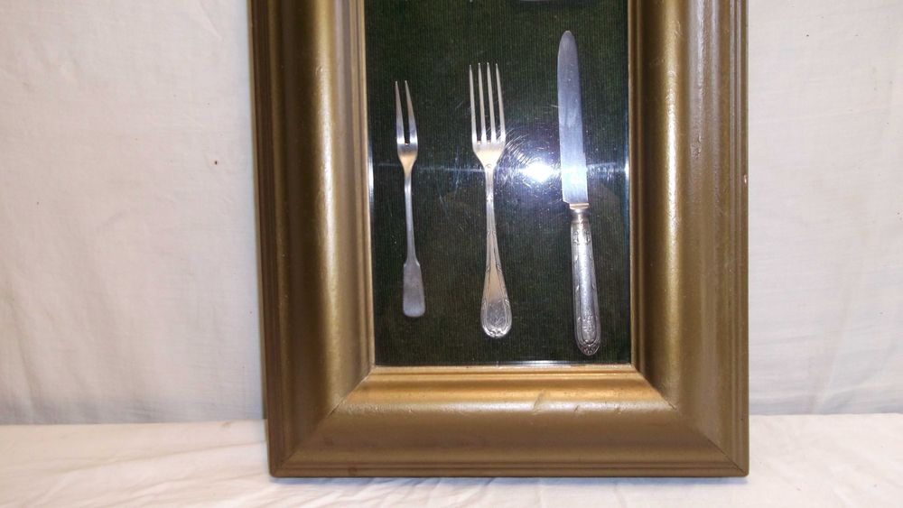 Vitrine     Moldura com  Peças Prateadas