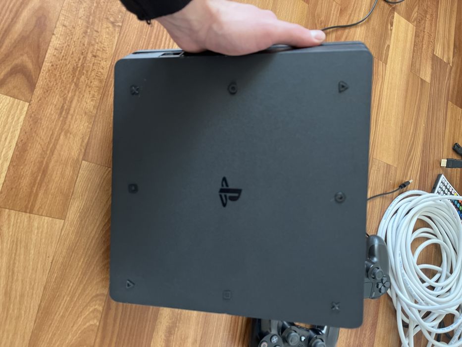 PlayStation 4 Slim 1 Tb + 2 джостика