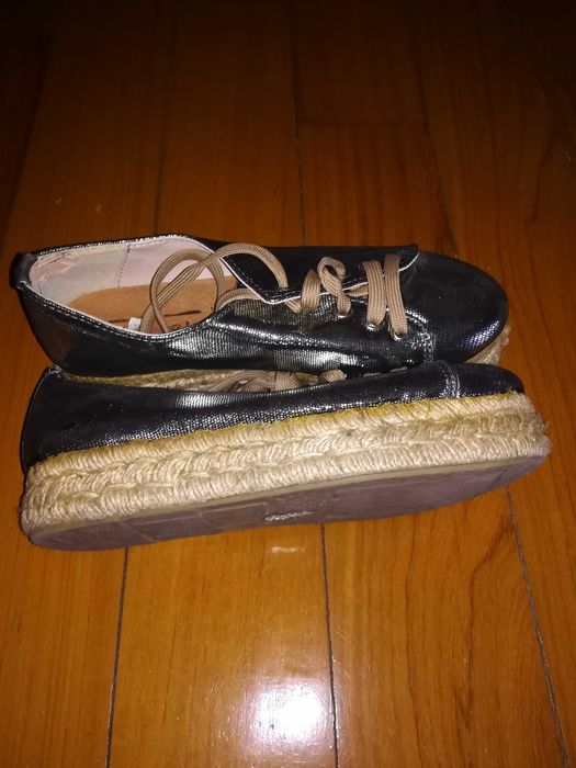 Sapatilhas com base em corda