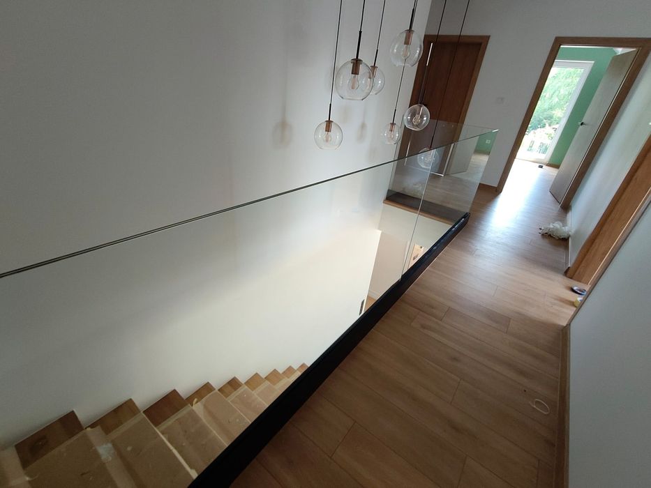 Balustrada Szklana Nowoczesna w profilu aluminiowym