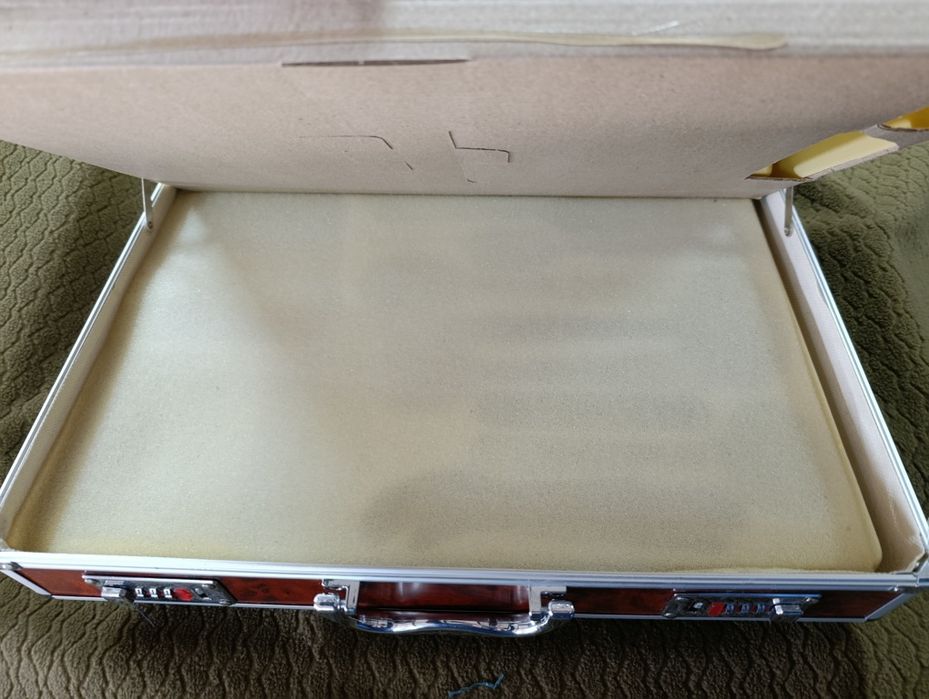 Walizka 44x32cm zamykana