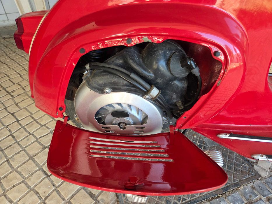 Vespa 50 vermelha
