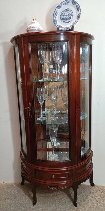 Vitrine /expositor meia-lua em mogno maciço espelhado com prateleiras