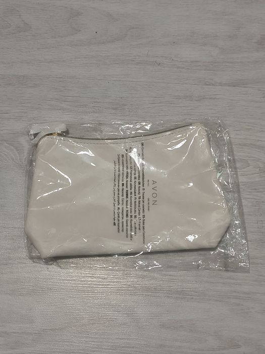 Biała kosmetyczka na zamek AVON