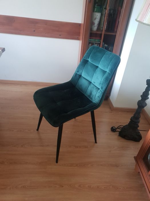 Meble do salonu, komoda, stół, krzesła i 2x witryna
