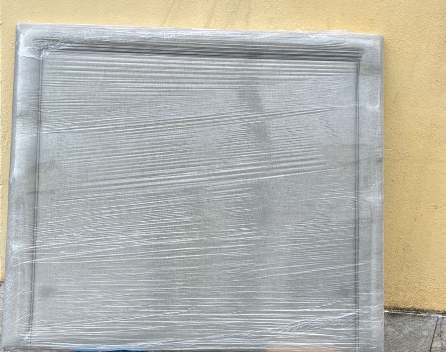 Cabeceira de cama estofada em tecido cinza – 142 × 122 cm