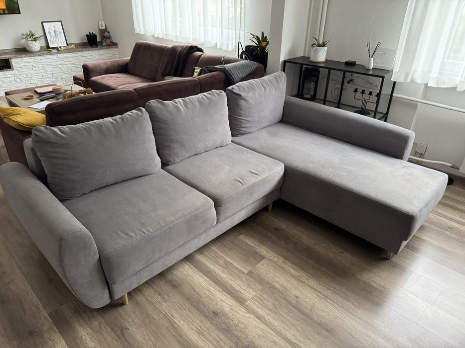 Szara kanapa w stylu L z poduszkami