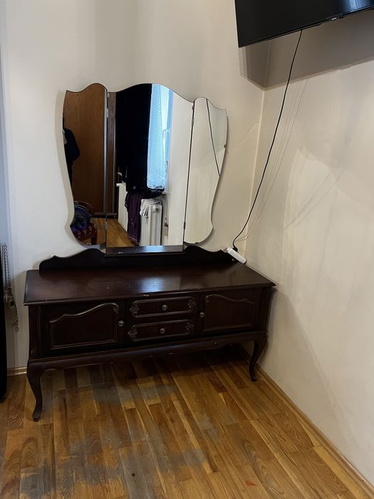 Drewniana toaletka z lustrem