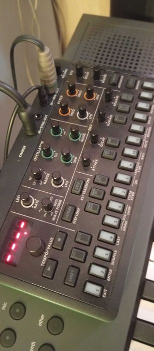 Sintetizador Roland Aira S1 + Roland Aira T8 drum machine