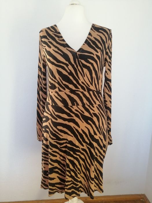 Sukienka w zwierzęcy wzór.