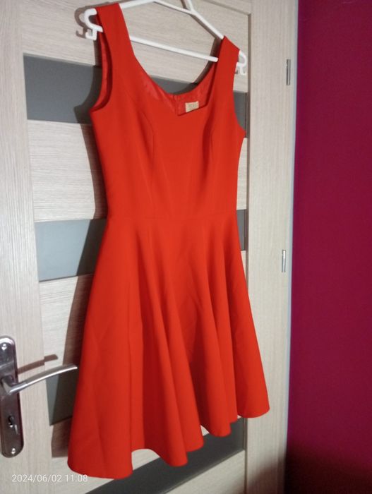 Intensywnie czerwona sukienka