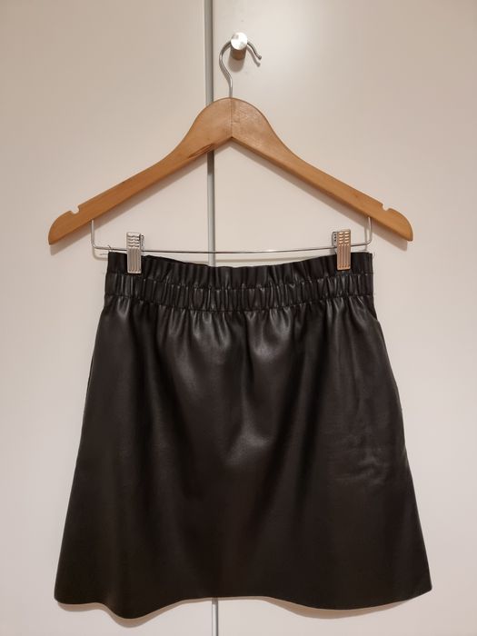 Saia tipo pele cabedal preta da Zara