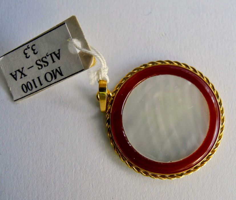 Vintage Medalion in Solid Gold, Bordeaux Lacquer, and Genuine Mother-of-Pearl