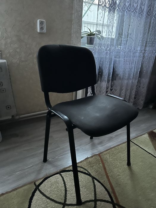 Різні стільці офісні та шкільні
