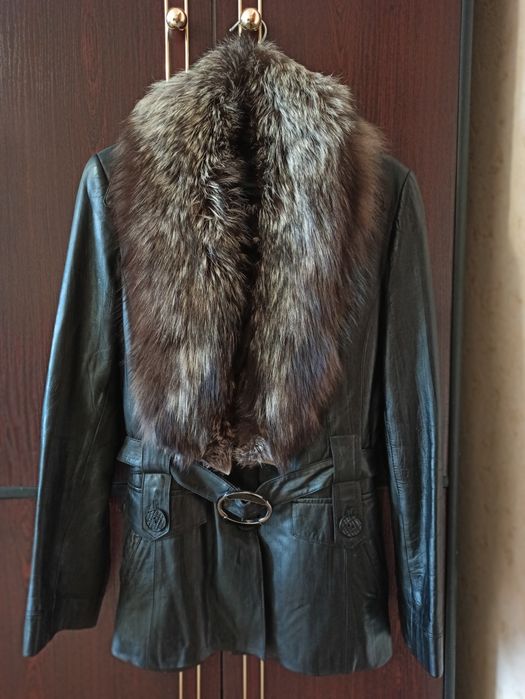 Жіноча шкіряна куртка