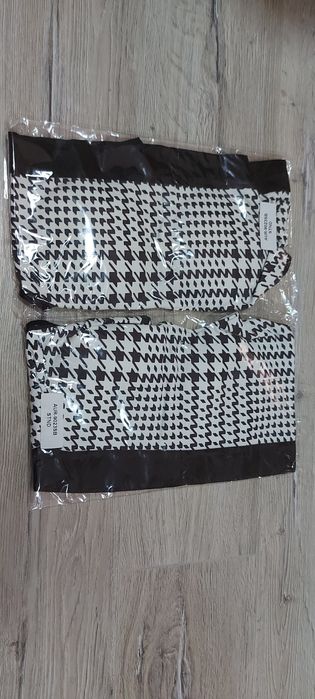 Топ спортивний з чашечками принт гусиная лапка