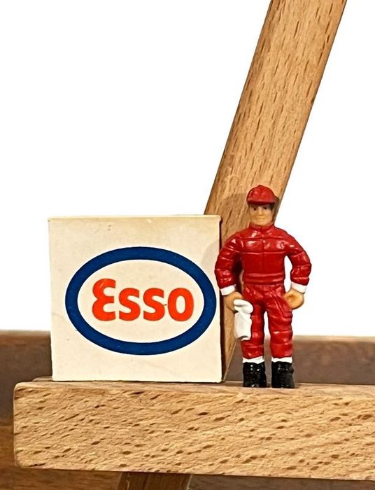 Boneco Piloto Assistente F1 com Placa Esso