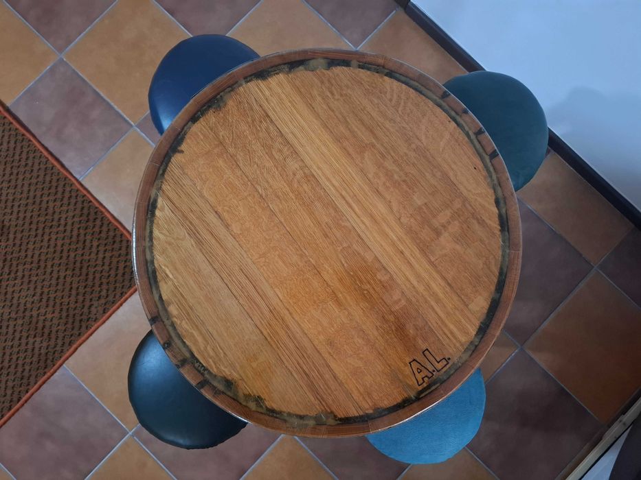 Mesa de Barril de Vinho com Bancos