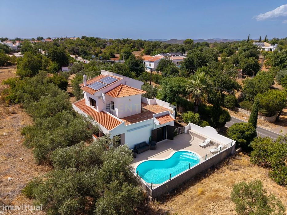Moradia T3 com Piscina, Amplos Terraços e Vista de Campo e Mar, a 5 Mi