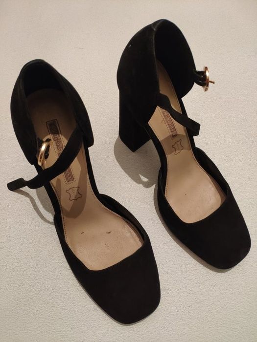 Sapatos de salto alto - pretos