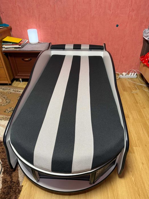 Дитяче ліжко. Автомобіль.