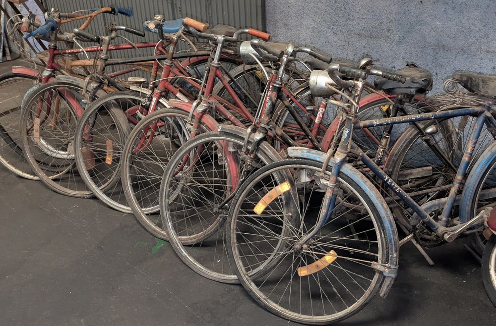 Bicicletas antigas e pasteleiras