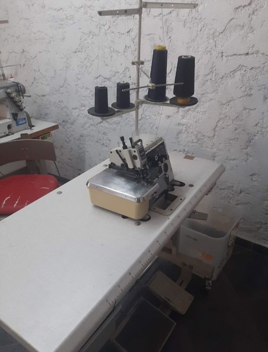 Maquina de costura corta e coze