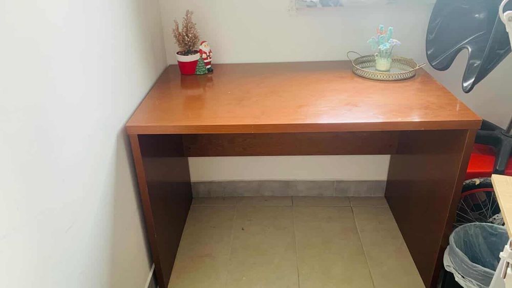 Mesa de estudo com cadeira