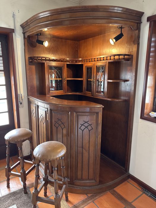 Bar em madeira cerejeira com bancos incluídos
