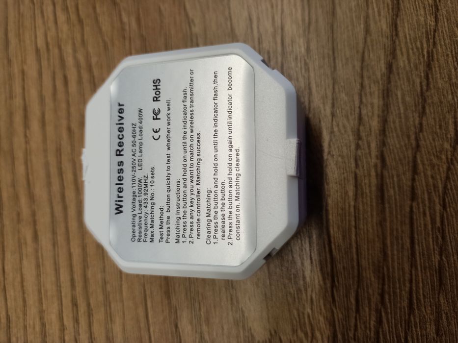 Przekaźnik podtynkowy z pilotem