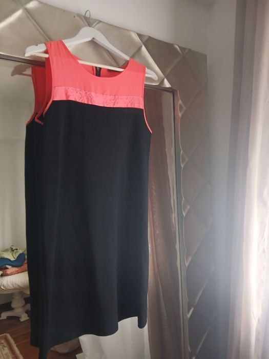 Vestido ligeiramente abaixo do joelho , cortefiel