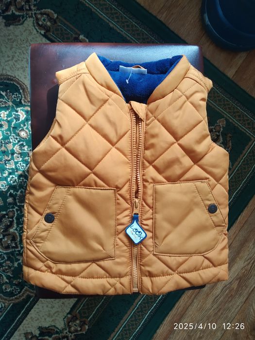 Дитяча м'якенька безрукавка.