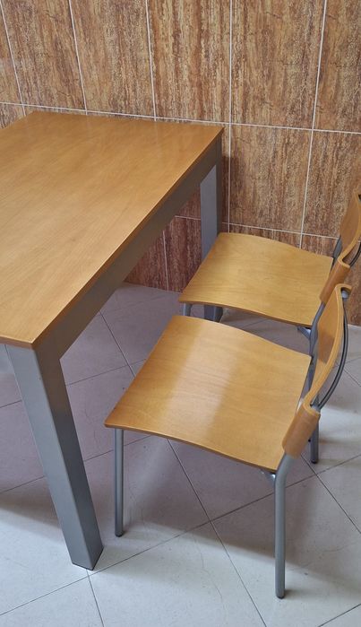 Mesa de cozinha e duas cadeiras