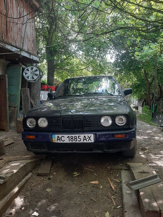 Продам бмв 320 на ходу двіжок ракета самоблок. Потребує косметичного ремонту на повном боєвом ходу помпа гррм радіатор поміняні є в комплекті літні ді
