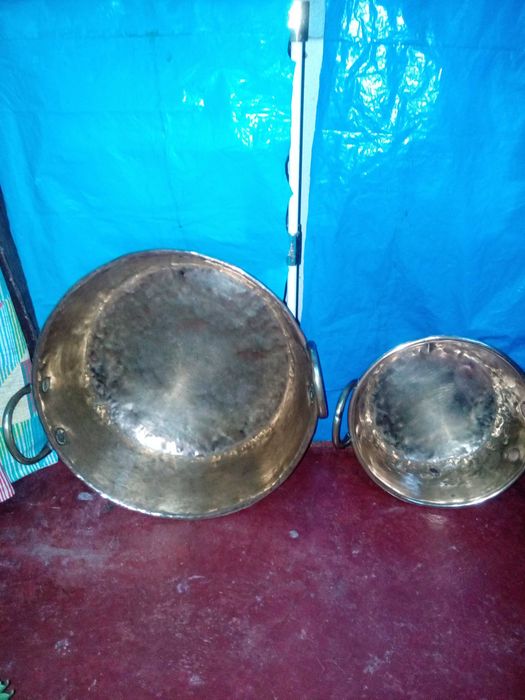 vendo dois tachos em cobre com pegas muito antigos
