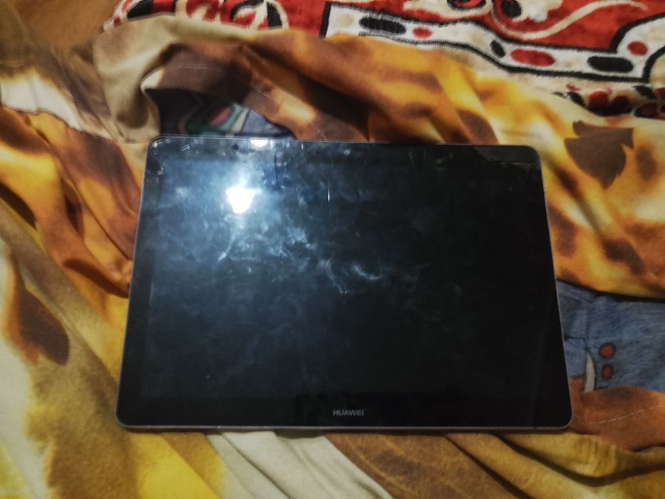 Продам планшет Huawei media pad 3d 10 екран побитий зарядки немає
