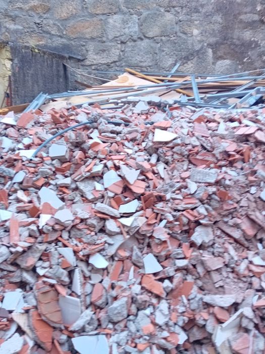 Demolições e retirada de entulhos