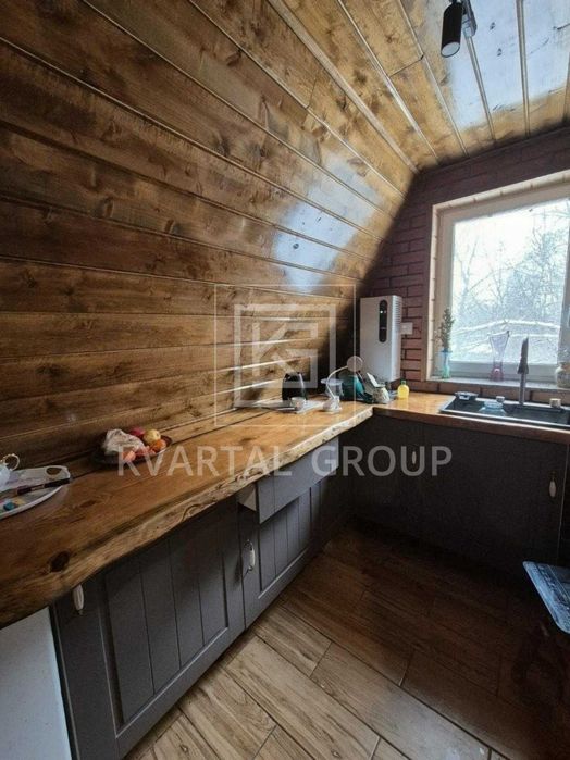 Сучасний будинок з ремонтом A-frame біля лісу та річки