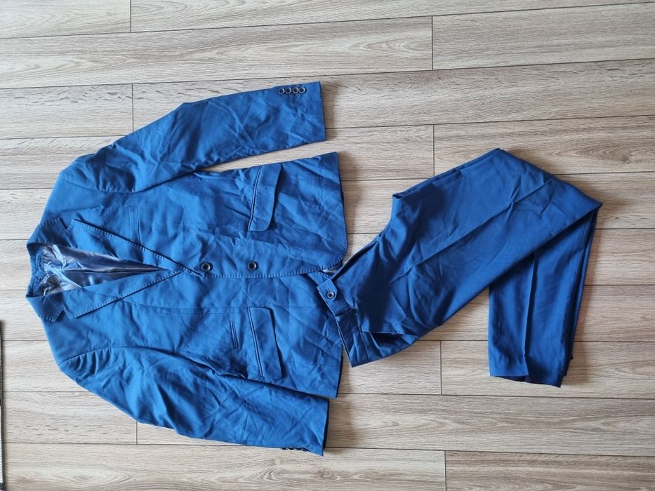 Niebieski garnitur wełniany