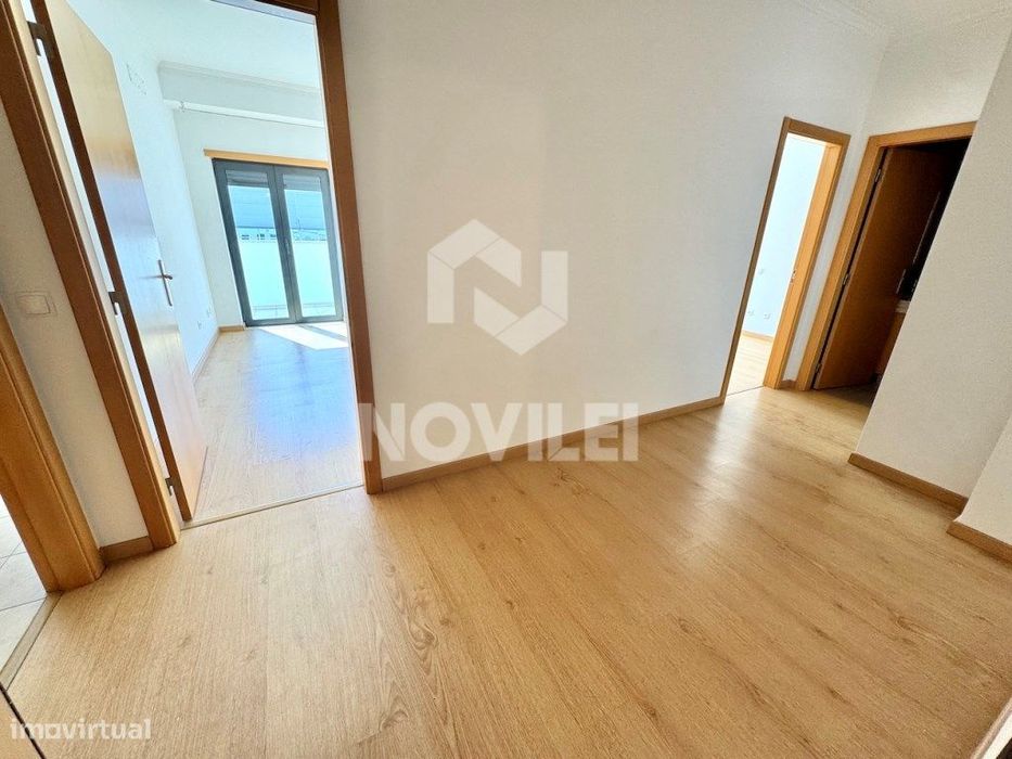 Escritório c/ 2 salas, copa, WC e terraço, na Nova Leiria.