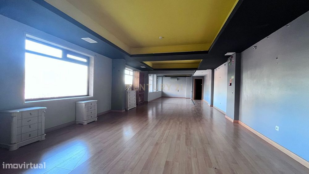 Loja ampla com visibilidade e possibilidade para habitação  - Oportuni — Cacém E São Marcos, Lisboa