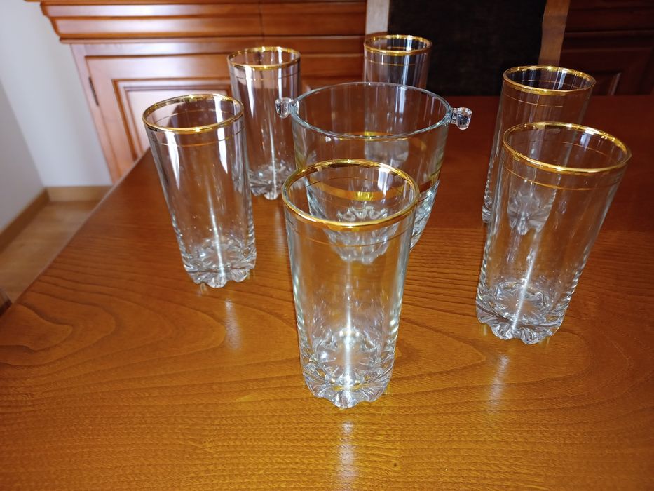 Conjunto de copos de uisque com balde