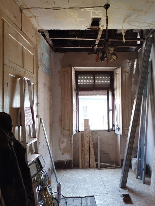 Serviços de pequenas remodelações de interiores.