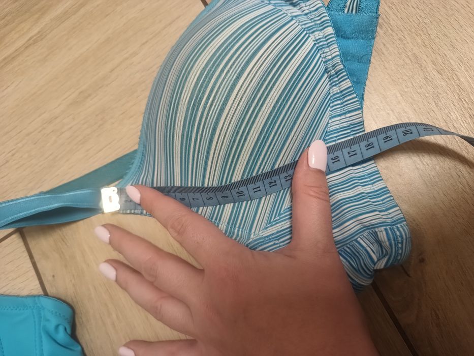 Dwa damskie niebieskie biustonosze mały rozmiar