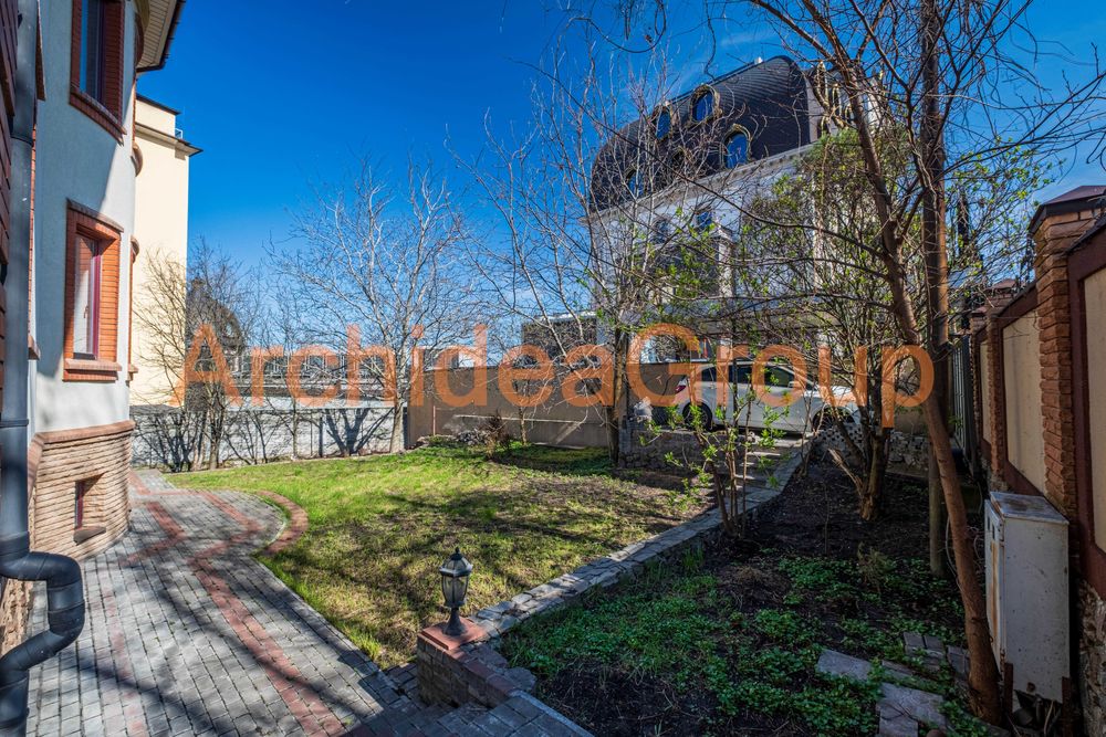 Продаж будинку у самому центрі на Печерську