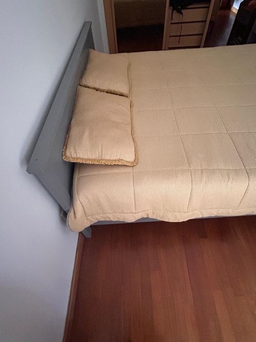 Cama e mesa de cabeceira