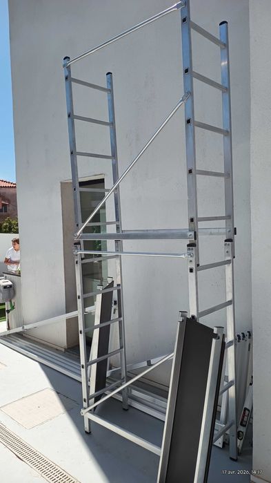 Andaimes dobráveis de alumínio, com 2 x 2.5 m de altura.